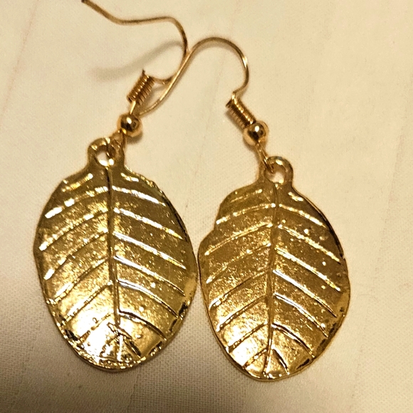 Jewelry - Earrings gold tone leafs